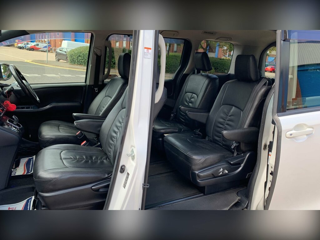 Toyota Voxy Voxy 1.8 Hybrid White #44