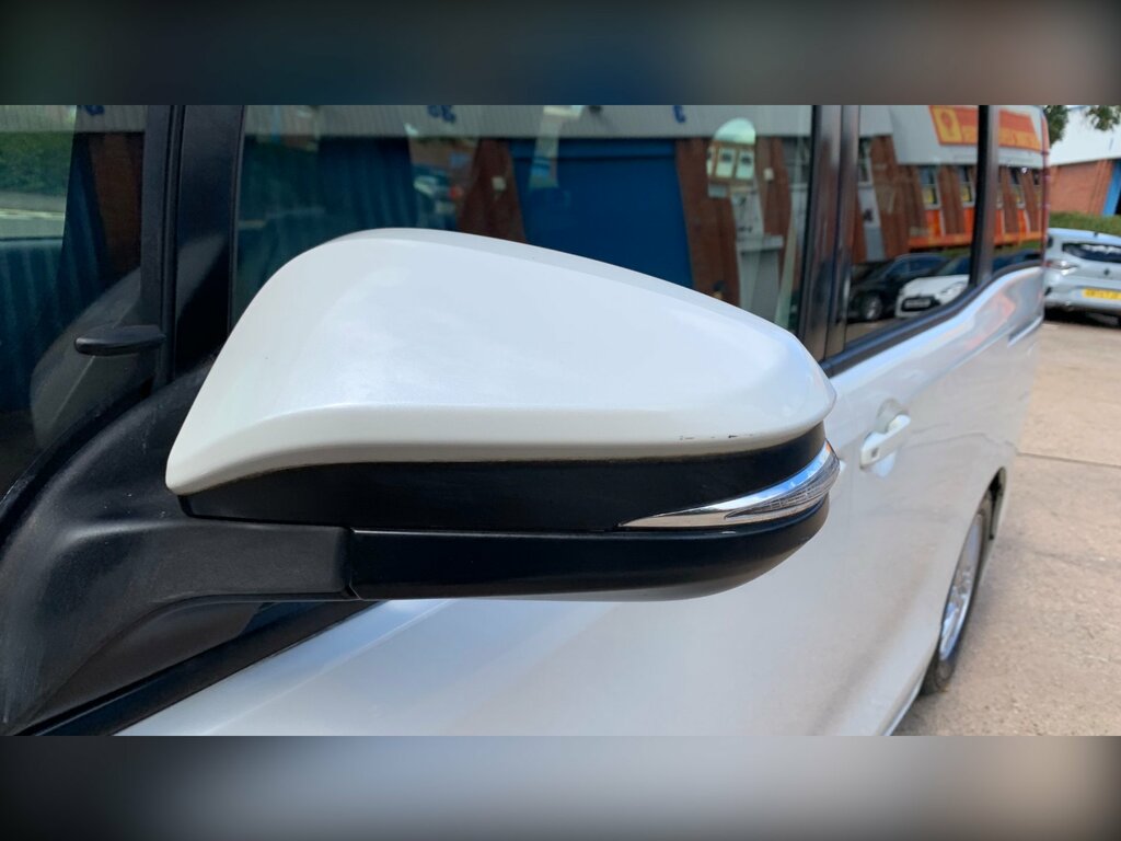 Toyota Voxy Voxy 1.8 Hybrid White #43