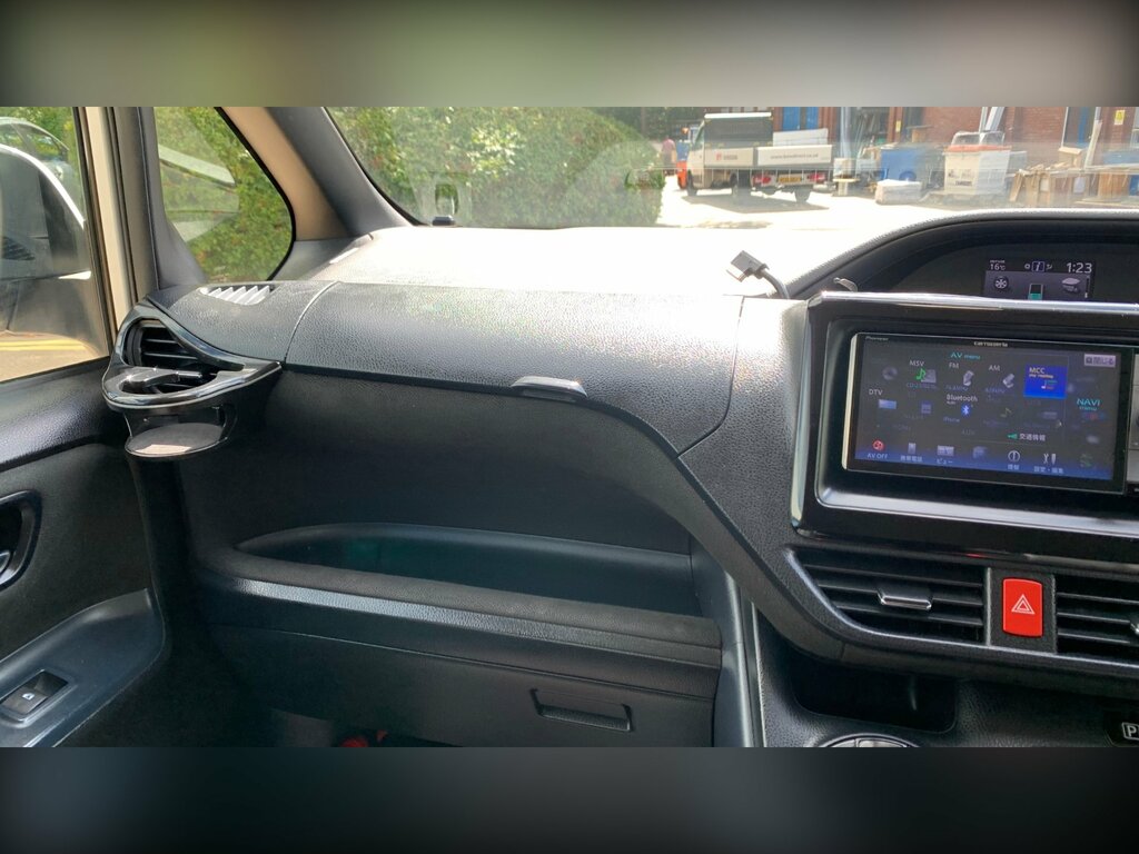 Toyota Voxy Voxy 1.8 Hybrid White #63