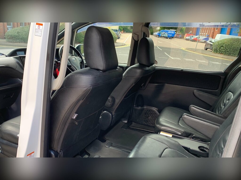 Toyota Voxy Voxy 1.8 Hybrid White #36