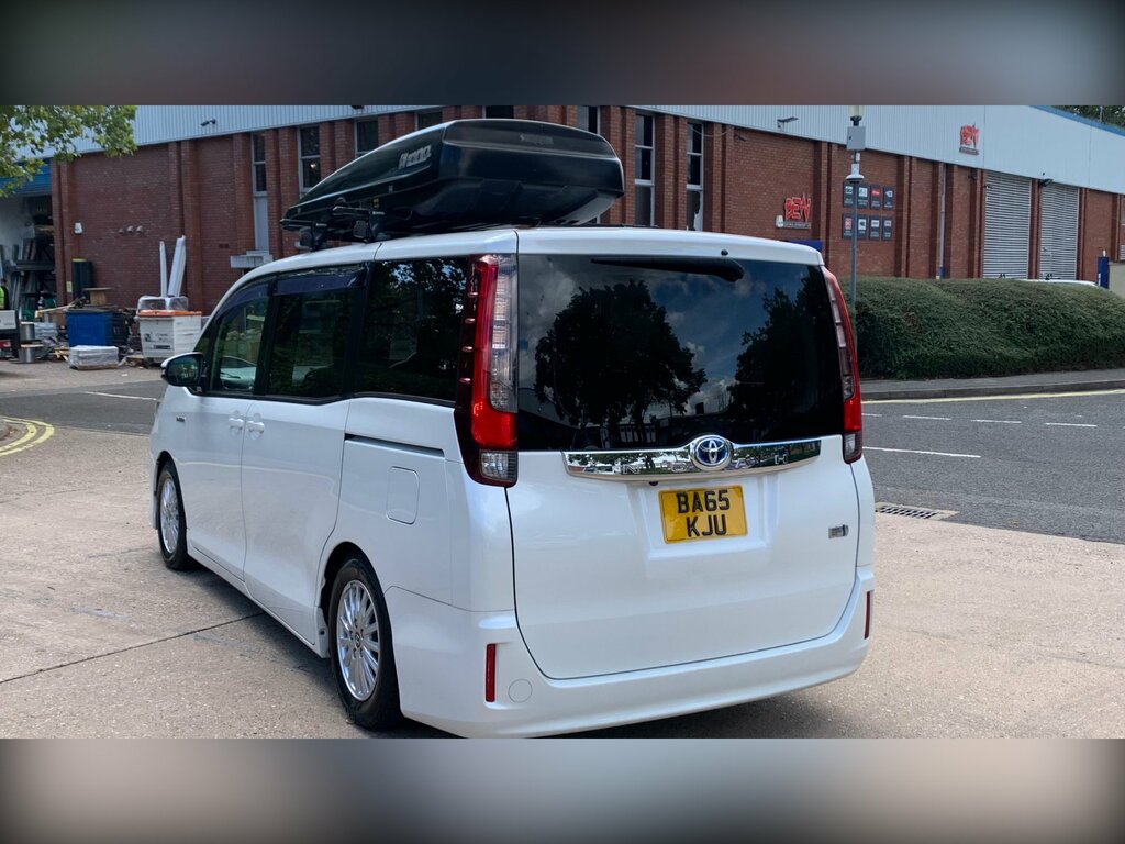 Toyota Voxy Voxy 1.8 Hybrid White #11