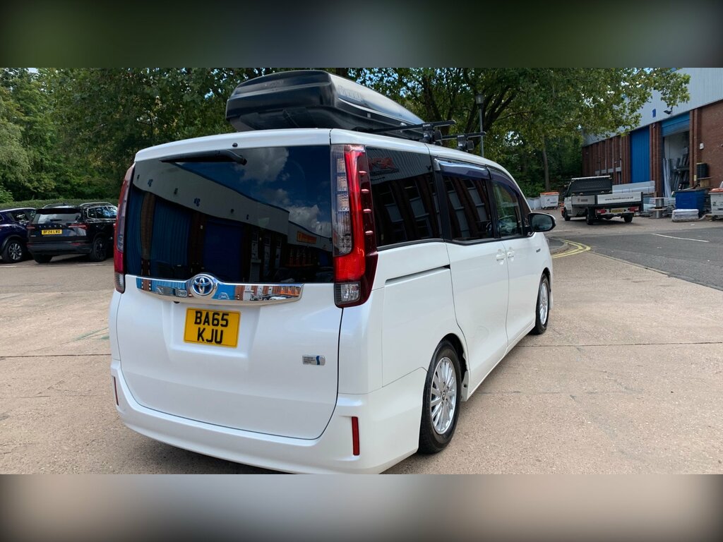 Toyota Voxy Voxy 1.8 Hybrid White #85