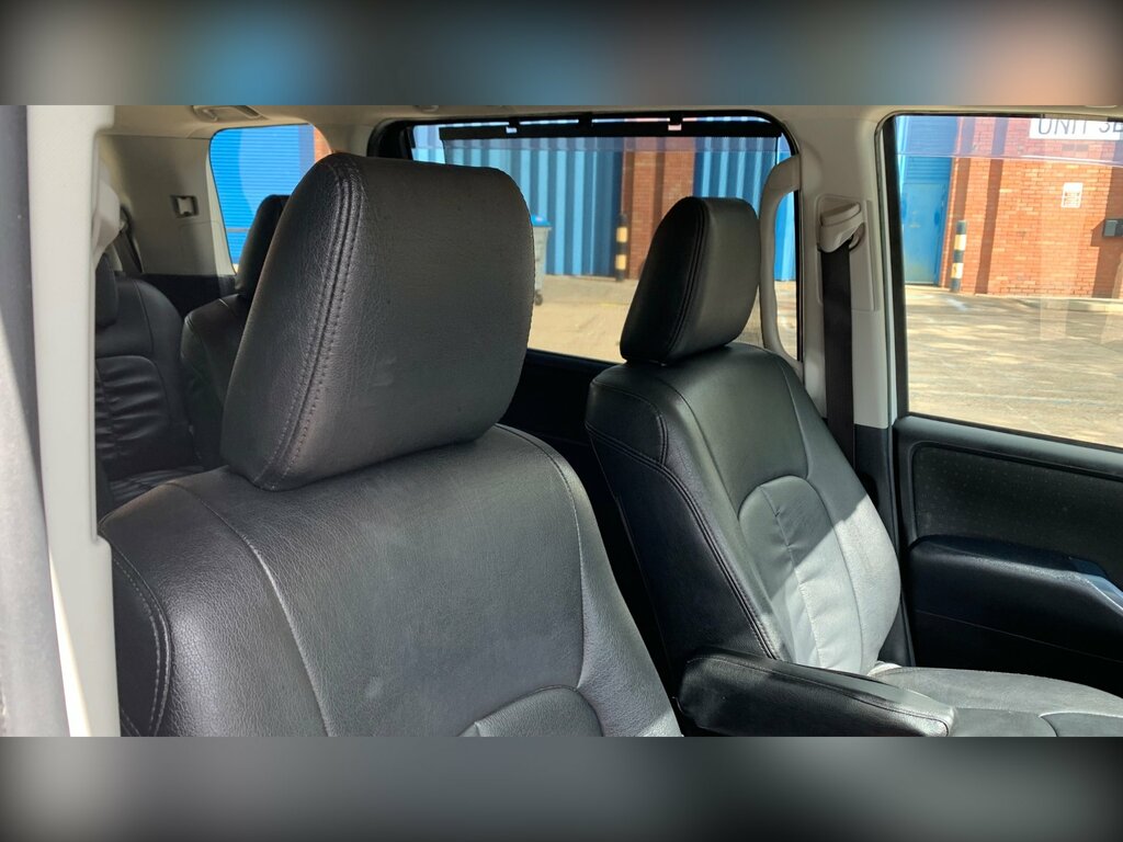 Toyota Voxy Voxy 1.8 Hybrid White #75