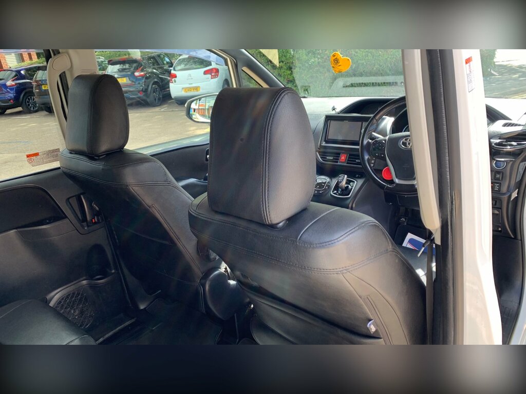 Toyota Voxy Voxy 1.8 Hybrid White #18
