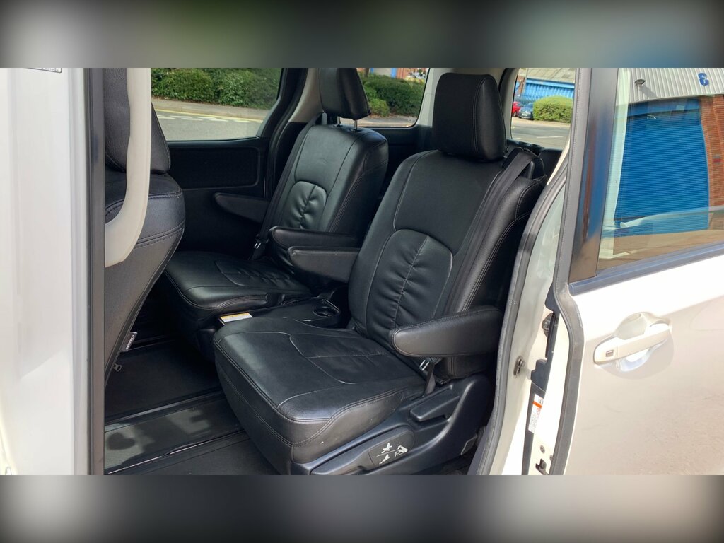 Toyota Voxy Voxy 1.8 Hybrid White #31