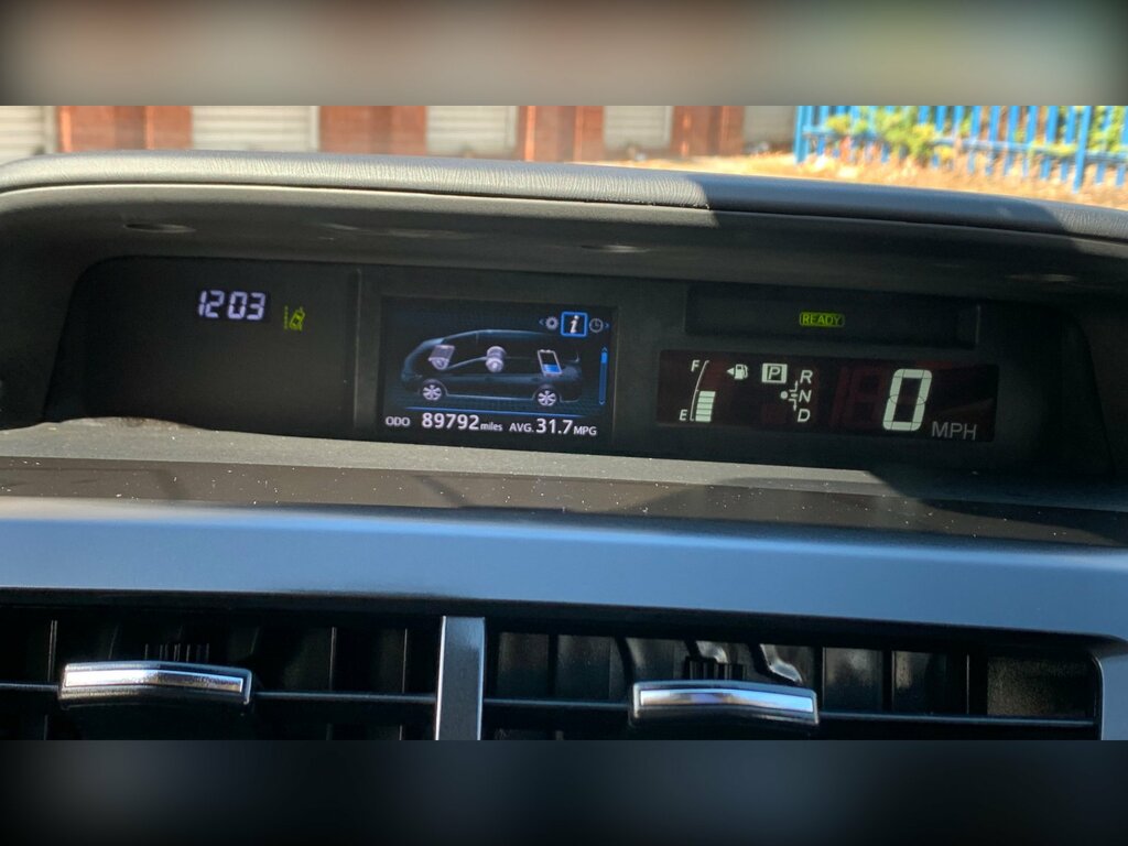 Toyota Prius+ 1.8L Icon Silver #70