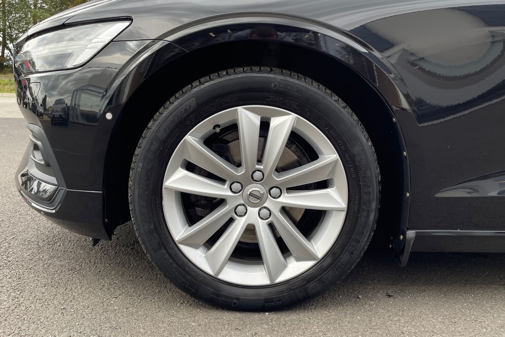 Volvo V60 Momentum Pro Black #5