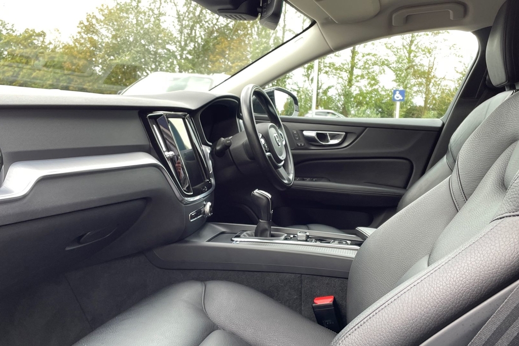 Volvo V60 Momentum Pro Black #2
