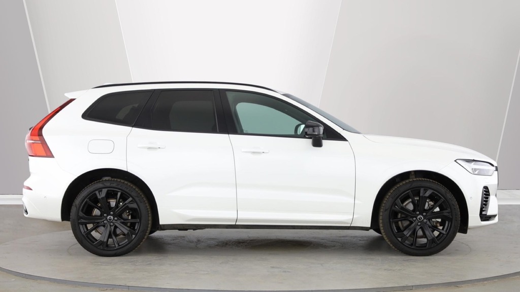 Volvo XC60 Ultra Black Edition White #2