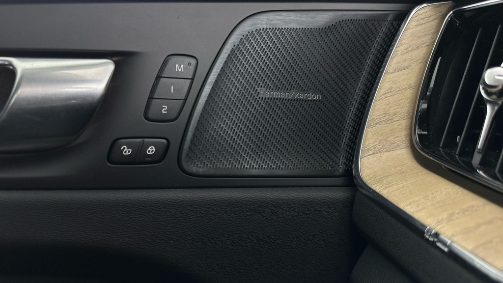 Volvo XC60 Plus Black Edition Black #22