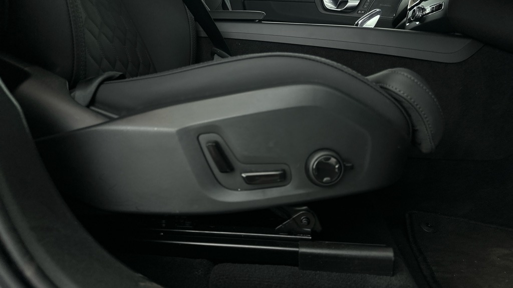 Volvo XC60 Plus Black Edition Black #19