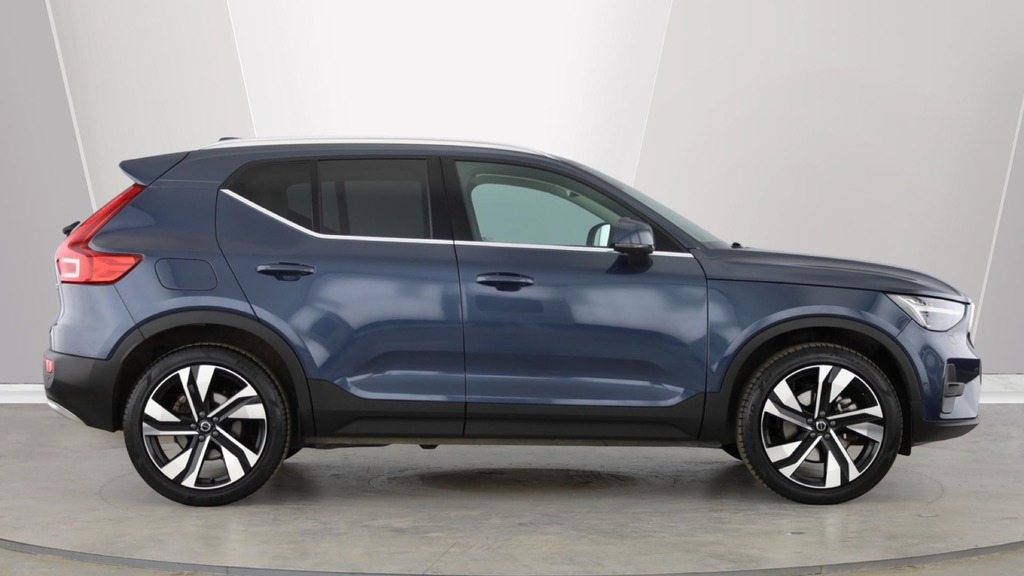 Volvo XC40 Ultra Bright Blue #2