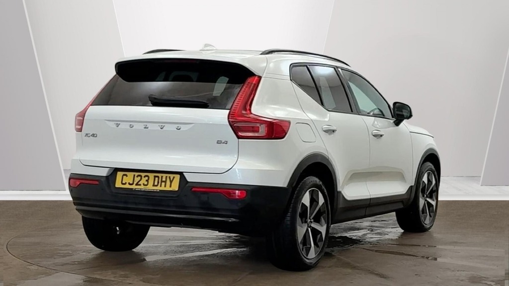 Volvo XC40 Ultimate White #3
