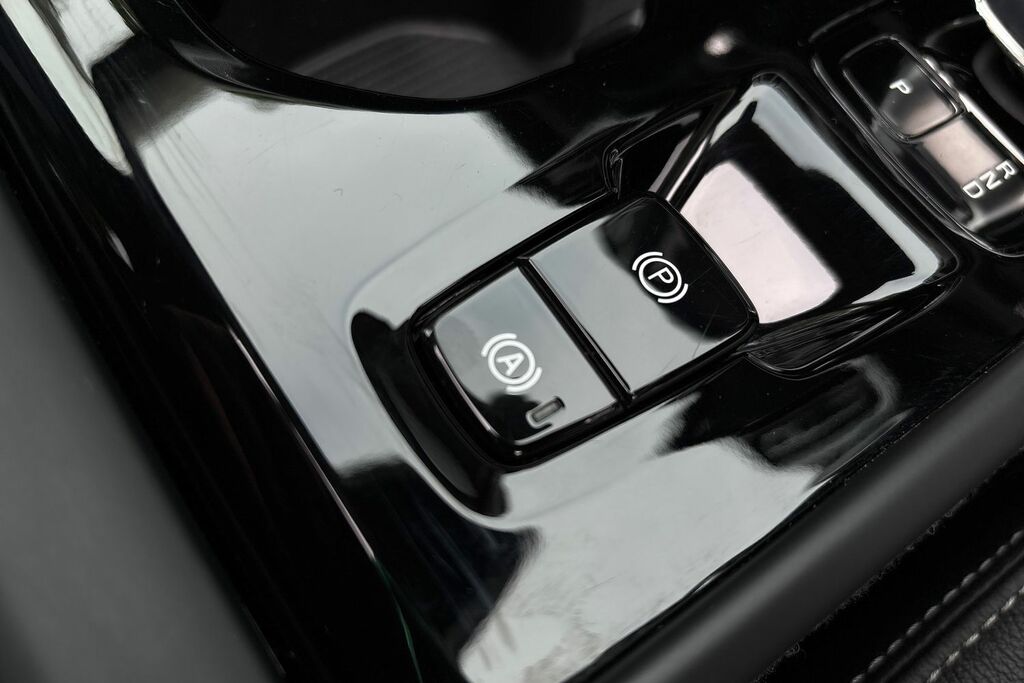 Volvo XC40 1.5L Core Black #39