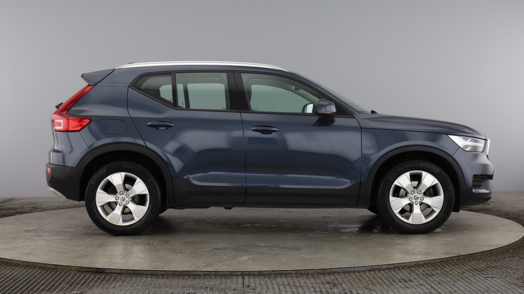 Volvo XC40 Momentum Blue #2