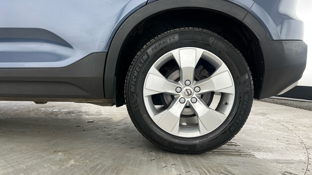 Volvo XC40 Momentum Blue #4