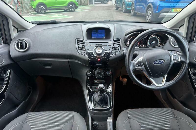 Ford Fiesta 1.25 Silver Silver #10
