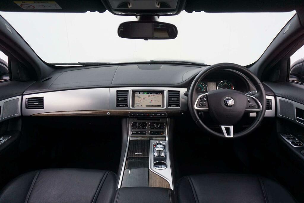 Jaguar XF Luxury D White #26