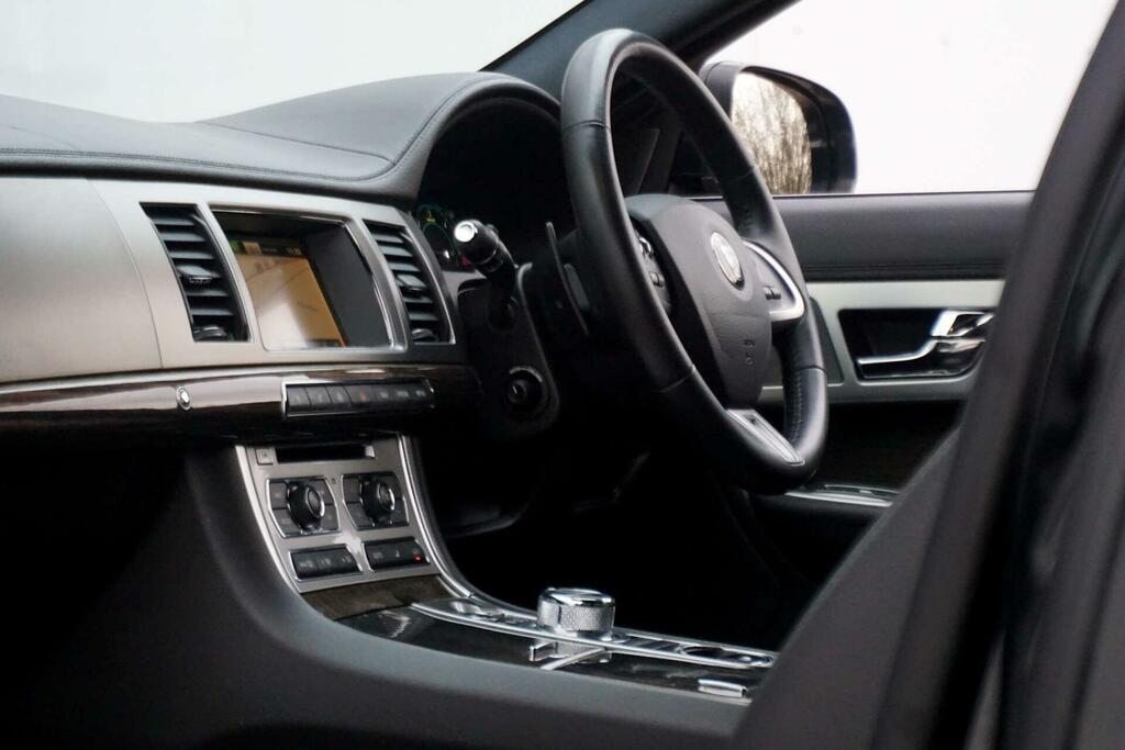Jaguar XF Luxury D White #15