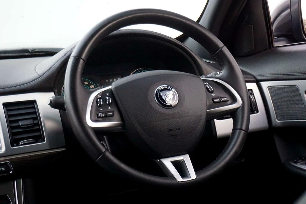 Jaguar XF Luxury D White #27