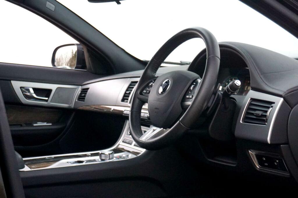 Jaguar XF Luxury D White #12