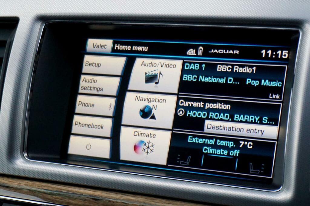 Jaguar XF Luxury D White #24