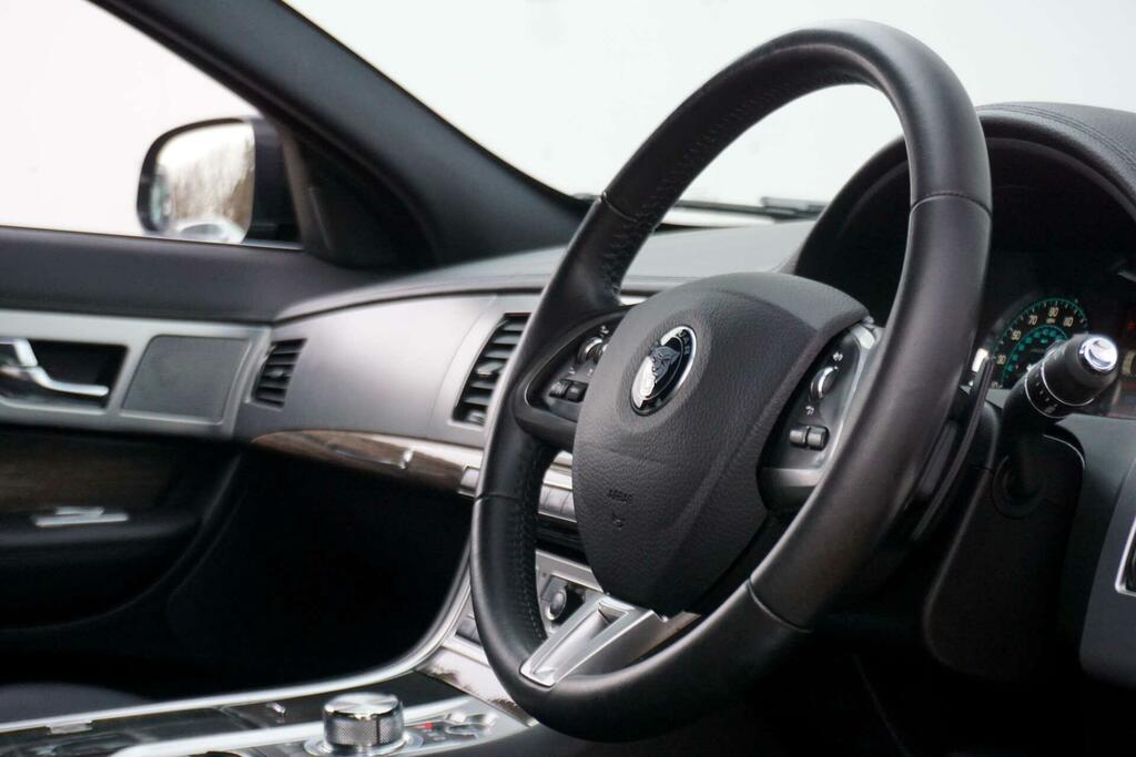 Jaguar XF Luxury D White #13