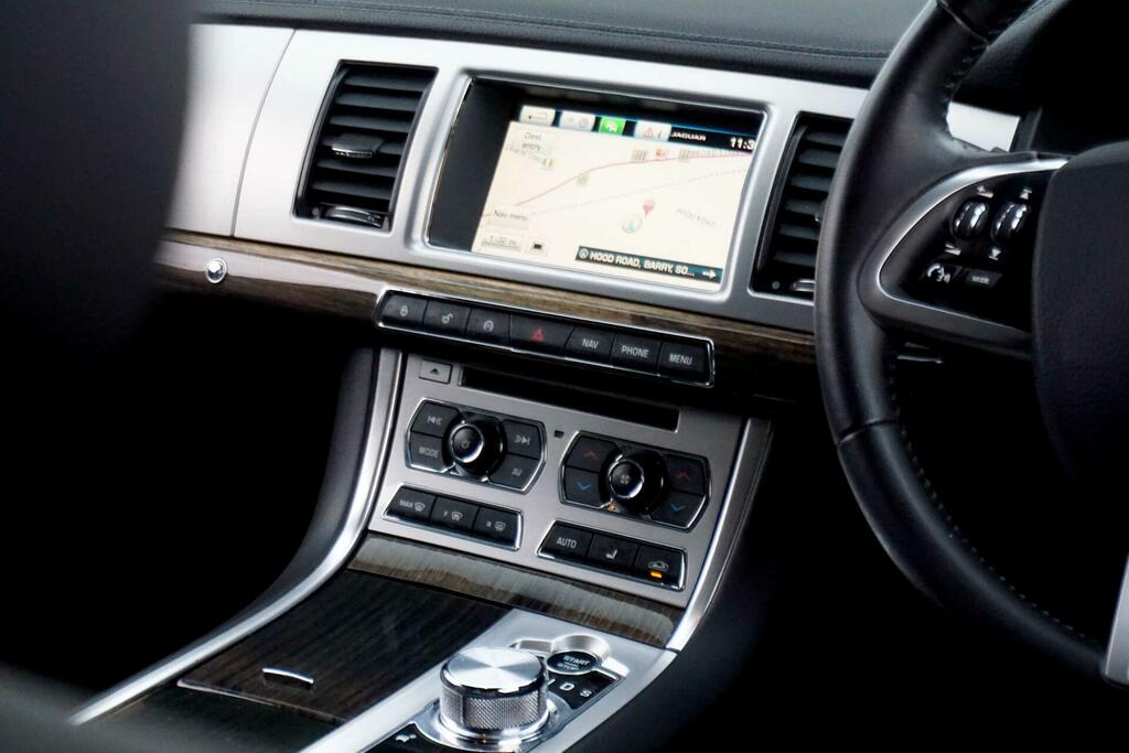 Jaguar XF Luxury D White #19