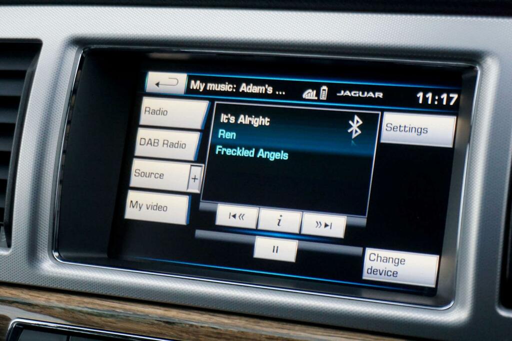 Jaguar XF Luxury D White #25