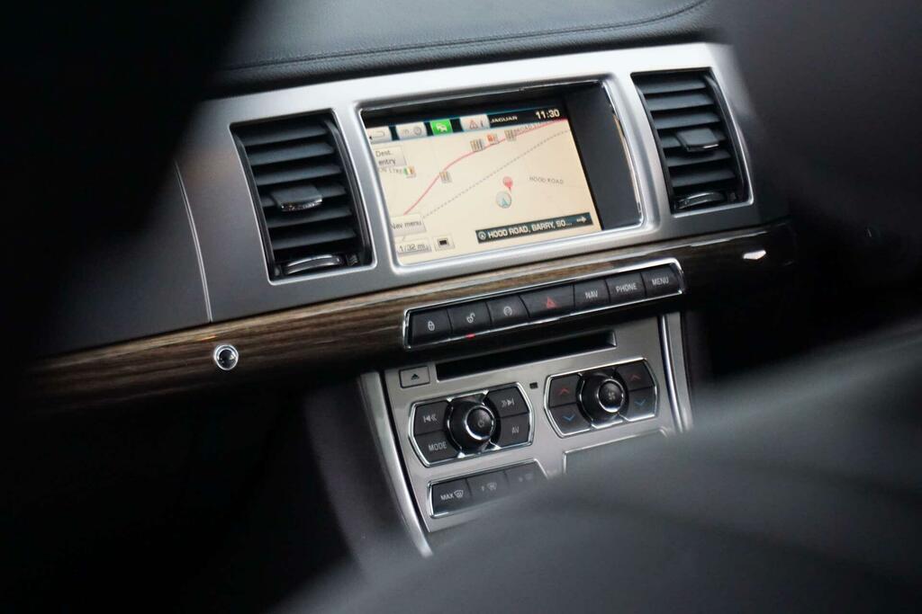 Jaguar XF Luxury D White #17