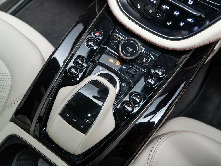 Aston Martin DBX Estate Black #38