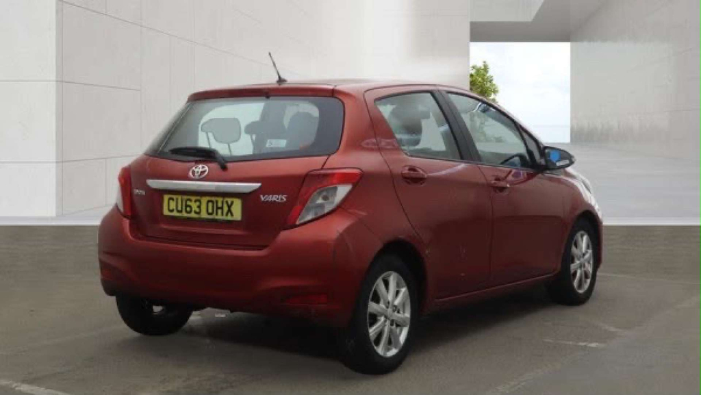 Toyota Yaris Tr Vvt-i Red #4