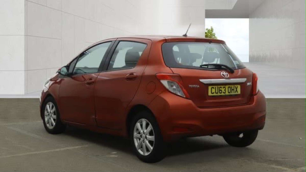 Toyota Yaris Tr Vvt-i Red #3