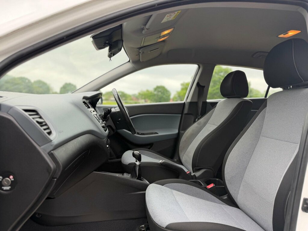 Hyundai I20 Hatchback White #34