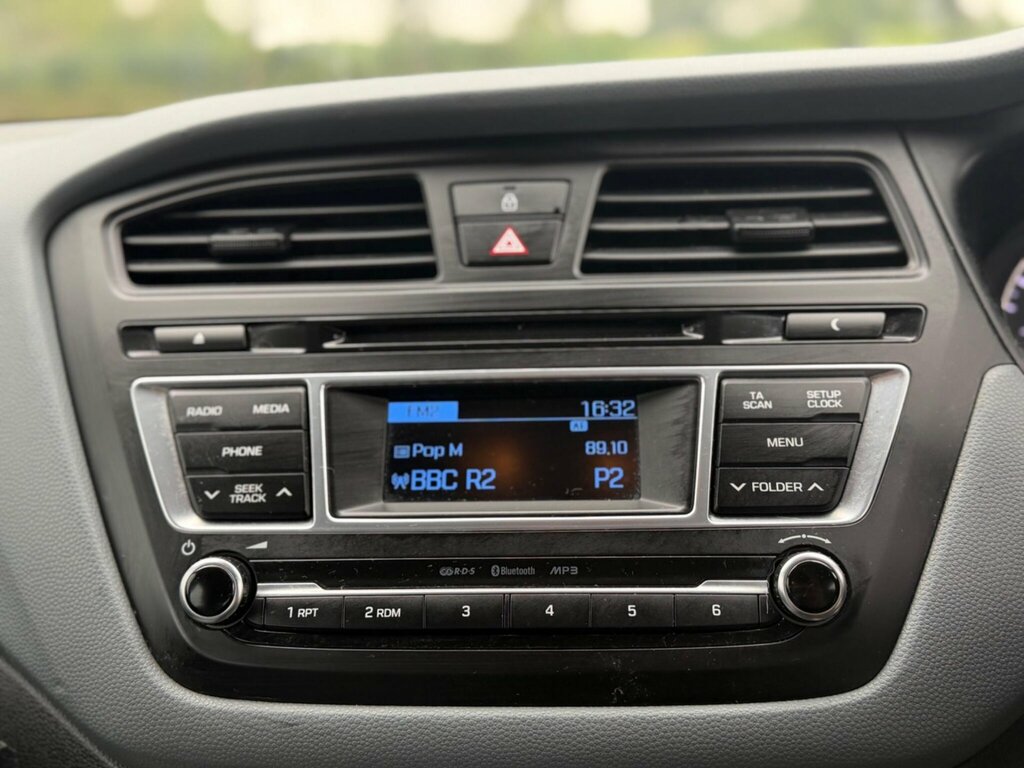 Hyundai I20 Hatchback White #31