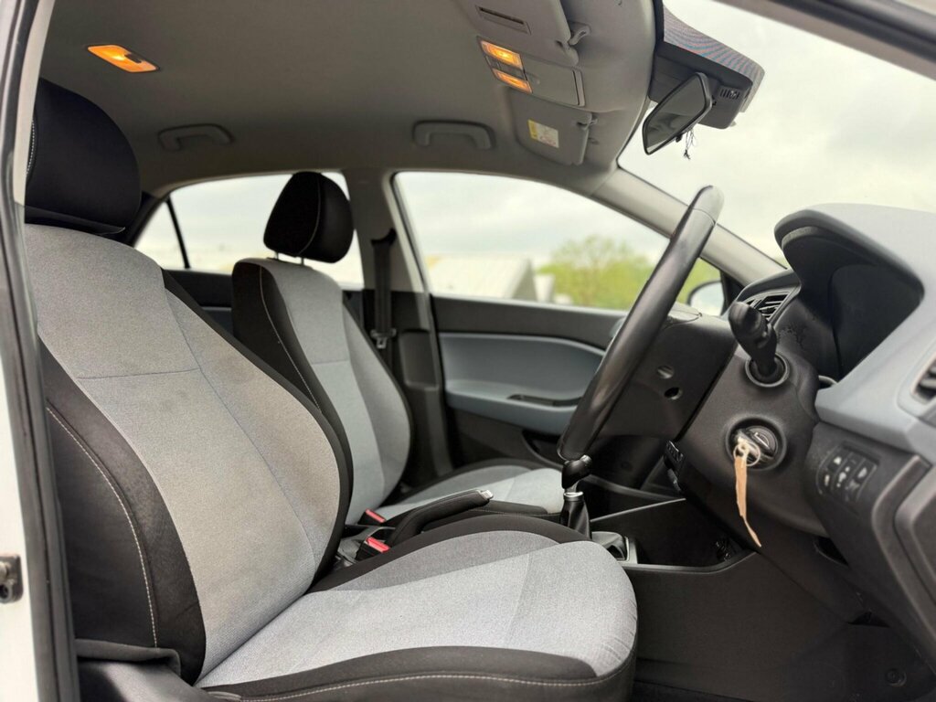 Hyundai I20 Hatchback White #15