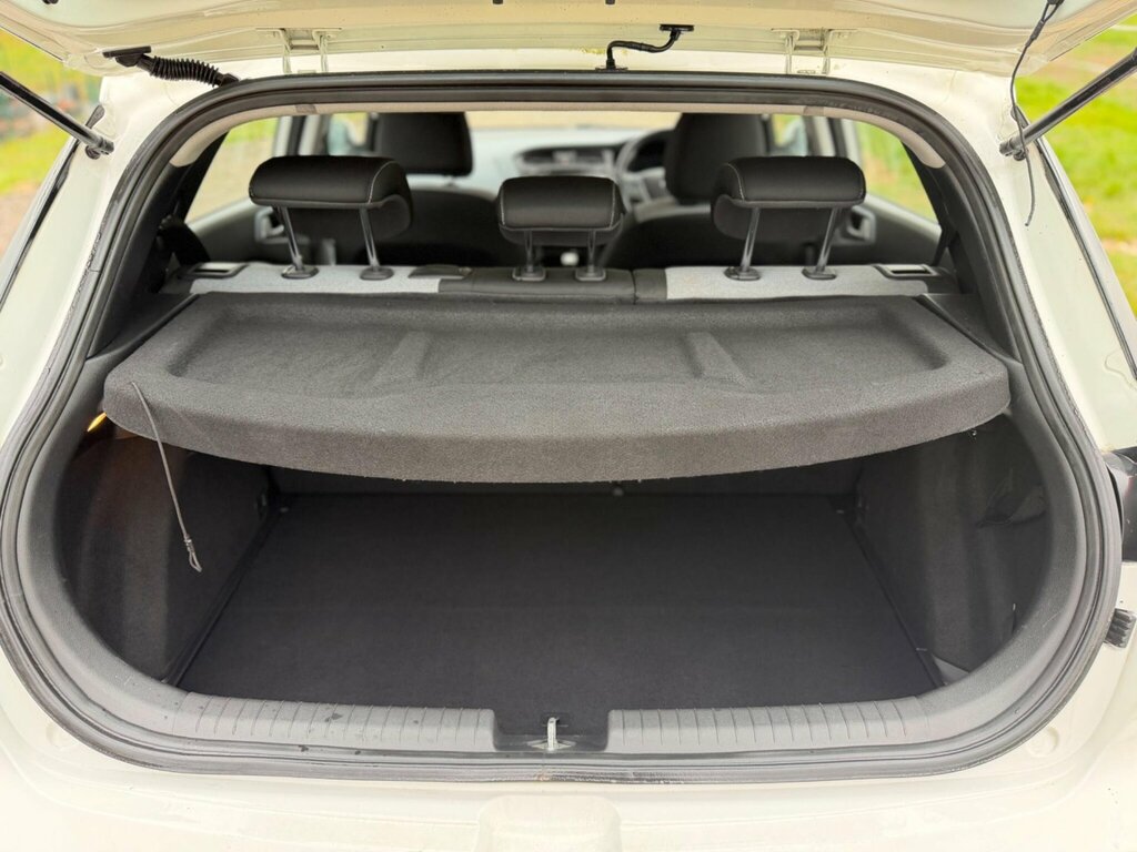 Hyundai I20 Hatchback White #32