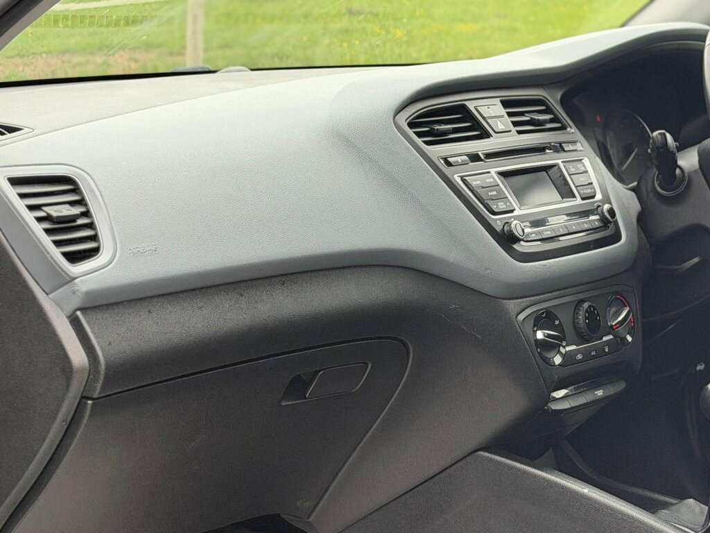 Hyundai I20 Hatchback White #30