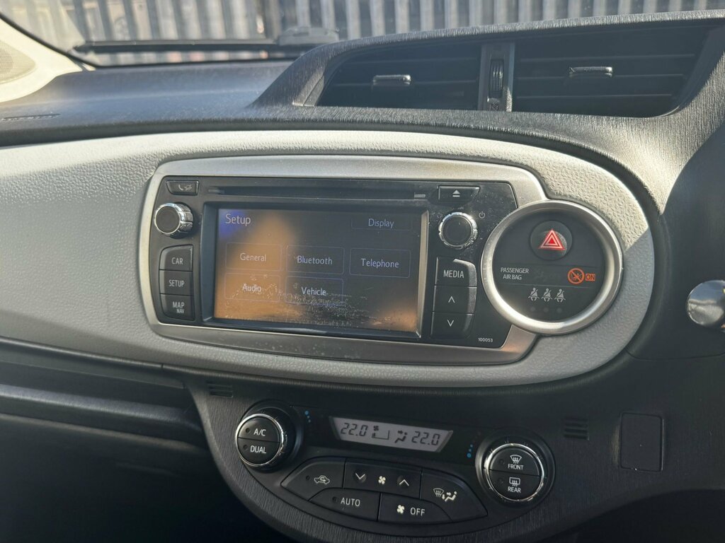 Toyota Yaris 1.3 Vvt-i Trend 98 Bhp White #30