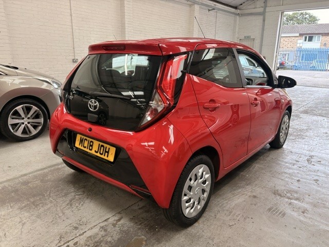 Toyota Aygo 1.0 Vvt-i X-play Red #4