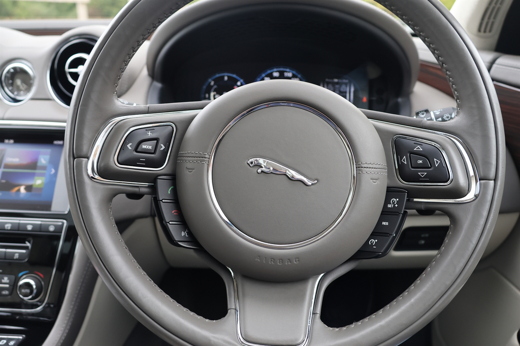 Jaguar XJ Saloon Black #21