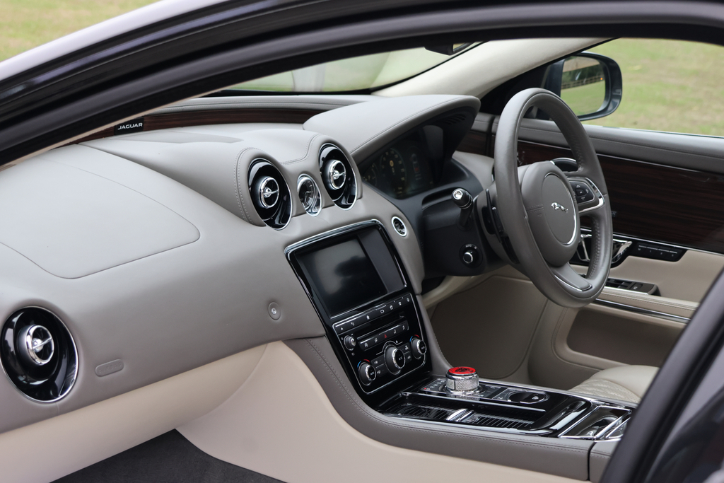 Jaguar XJ Saloon Black #33