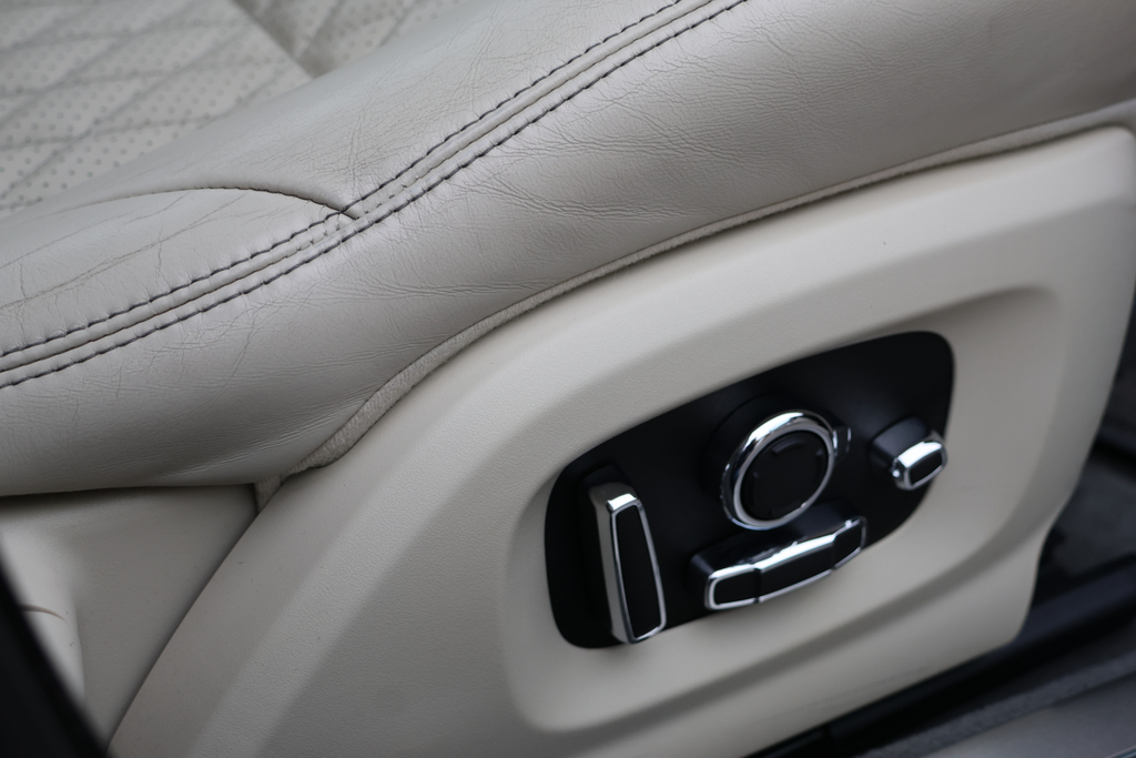 Jaguar XJ Saloon Black #18
