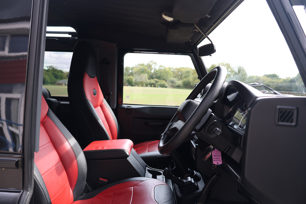 Land Rover Defender 90 2.2 Tdci Xs Station Wagon Double Cab Ma Black #4