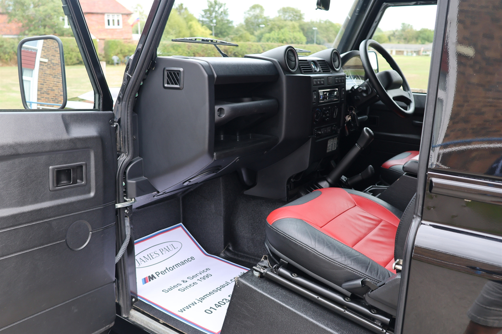 Land Rover Defender 90 #40