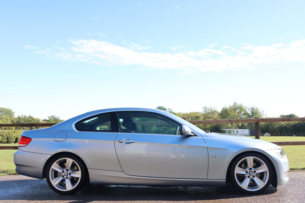 BMW 3 Series 320D Se Touring Black #2