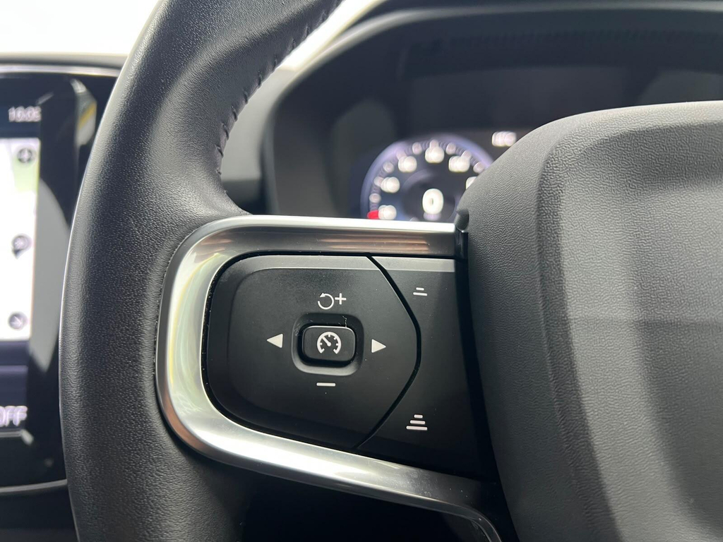Volvo XC40 1.5L Momentum Red #25