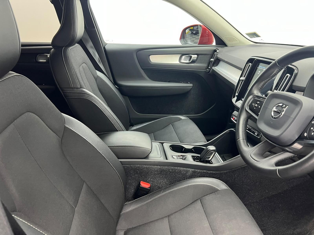 Volvo XC40 1.5L Momentum Red #20