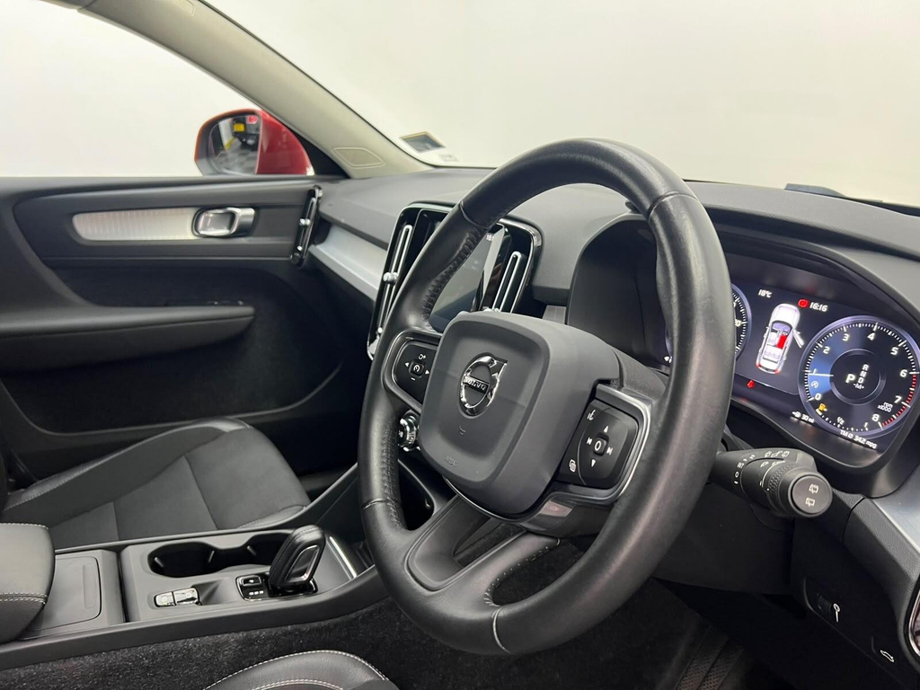 Volvo XC40 1.5L Momentum Red #16