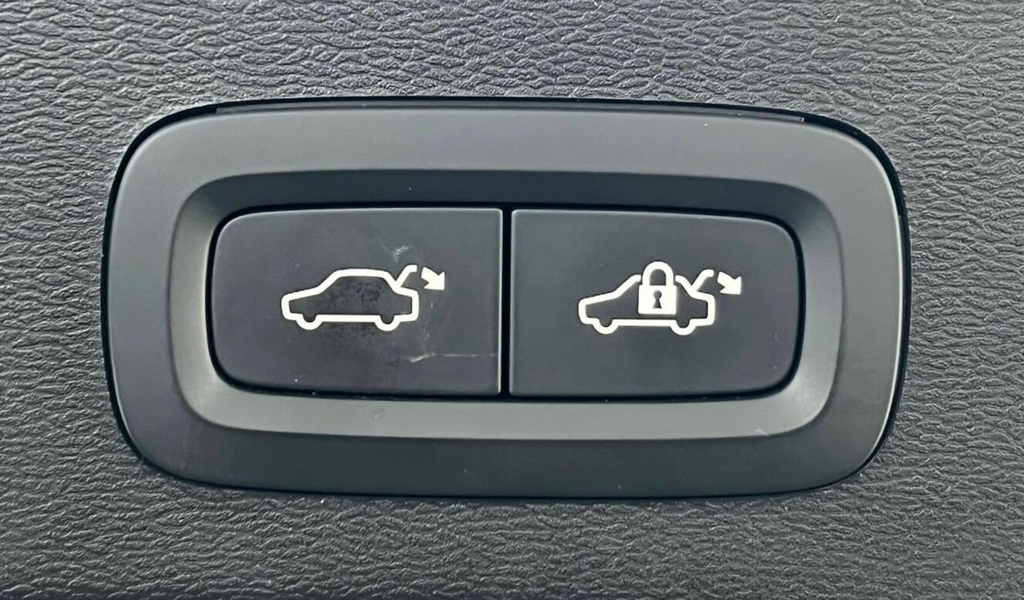 Volvo XC40 1.5L Momentum Red #31